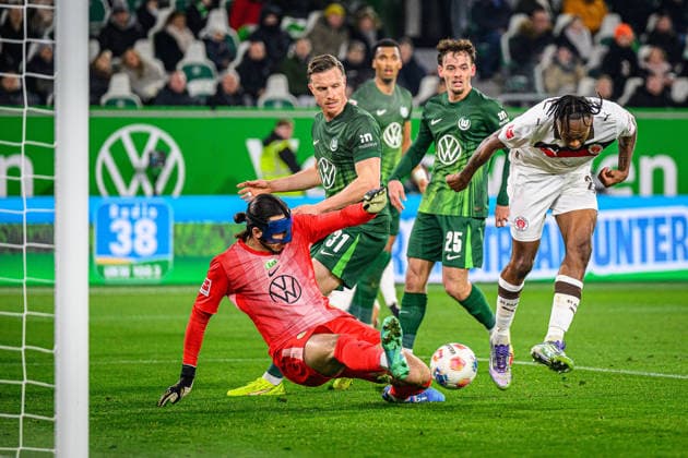 Sport Bilder des Tages Fußball I Herren I Saison 2025-2026 I Bundesliga I 17. Spieltag I VfL Wolfsburg - FC St. Pauli I 14.01.2026 Kamil Grabara (1, VfL Wolfsburg). Ricky-Jade Jones (26, FC St. Pauli) Hamburg Volkswagen Arena Niedersachsen Deutschland *** Soccer I Men I Season 2025 2026 I Bundesliga I 17 Matchday I VfL Wolfsburg FC St Pauli I 14 01 2026 Kamil Grabara 1, VfL Wolfsburg Ricky Jade Jones 26, FC St Pauli Hamburg Volkswagen Arena Niedersachsen Germany Copyright: xLobecax xHenningxRohlfsx