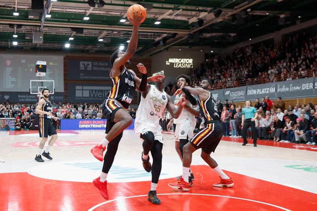 f l t r Marcus Carr Fitness First Wuerzburg Baskets, 5 , Akol Mawein Patrioti Levice, 55 , Andre Wesson Jr Patrioti Levice, 5 and Eddy Edigin Fitness First Wuerzburg Baskets, 27 14 01 2026, Basketball Champions League, Fitness First Wuerzburg Baskets vs Patrioti Levice, GER, Wuerzburg, Tectake Arena Copyright: HMBxMedia xHeikoxBecker