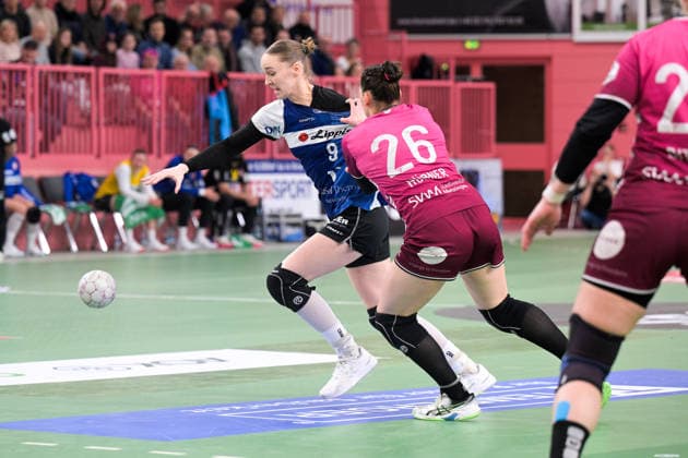 Nieke Kuehne HSG Blomberg Lippe, 09 vs Svenja Huebner TusSies Metzingen, 26 TusSies Metzingen vs HSG Blomberg Lippe, handball, Alsco HBF, 13 league matchday, 2025 2026 season, 14 01 2026 TusSies Metzingen vs HSG Blomberg Lippe, handball, Alsco HBF, 13 league matchday, 2025 2026 season, 14 01 2026 Tuebingen Copyright: xEibner-Pressefoto TobiasxBaurx EP_TBR
