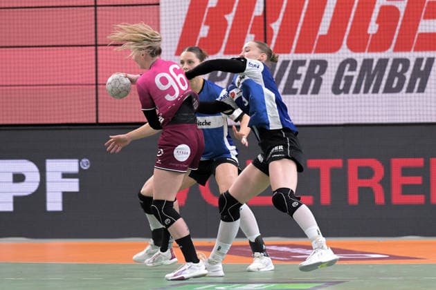 Nieke Kuehne HSG Blomberg Lippe, 09 vs Charlotte Cholevova TusSies Metzingen, 96 TusSies Metzingen vs HSG Blomberg Lippe, handball, Alsco HBF, 13 league matchday, 2025 2026 season, 14 01 2026 TusSies Metzingen vs HSG Blomberg Lippe, handball, Alsco HBF, 13 league matchday, 2025 2026 season, 14 01 2026 Tuebingen Copyright: xEibner-Pressefoto TobiasxBaurx EP_TBR