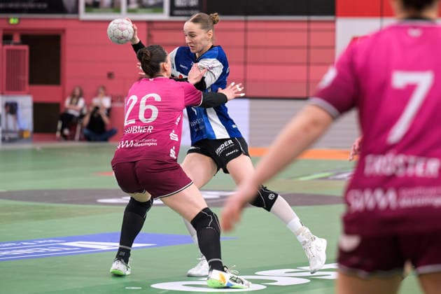 Nieke Kuehne HSG Blomberg Lippe, 09 vs Svenja Huebner TusSies Metzingen, 26 TusSies Metzingen vs HSG Blomberg Lippe, handball, Alsco HBF, 13 league matchday, 2025 2026 season, 14 01 2026 TusSies Metzingen vs HSG Blomberg Lippe, handball, Alsco HBF, 13 league matchday, 2025 2026 season, 14 01 2026 Tuebingen Copyright: xEibner-Pressefoto TobiasxBaurx EP_TBR