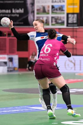 Nieke Kuehne HSG Blomberg Lippe, 09 vs Svenja Huebner TusSies Metzingen, 26 TusSies Metzingen vs HSG Blomberg Lippe, handball, Alsco HBF, 13 league matchday, 2025 2026 season, 14 01 2026 TusSies Metzingen vs HSG Blomberg Lippe, handball, Alsco HBF, 13 league matchday, 2025 2026 season, 14 01 2026 Tuebingen Copyright: xEibner-Pressefoto TobiasxBaurx EP_TBR