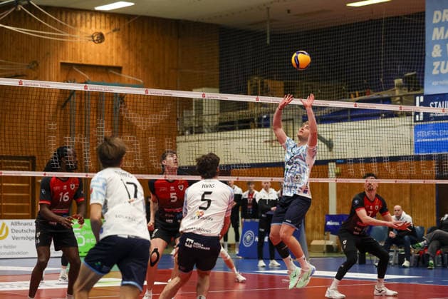Severin Brandt ASV Dachau, 22 with ball, with Alex King ASV Dachau, 05 and Will Kuhns ASV Dachau, 17 , with Nyherowo Omene Barock Volleys MTV Ludwigsburg, 16 , Jan Huber Barock Volleys MTV Ludwigsburg, 05 and Tim Koepfli Barock Volleys MTV Ludwigsburg, 07 , GER, ASV Dachau vs Barock Volleys MTV Ludwigsburg, Volleyball, 1 Bundesliga, Season 2025 2026, 14 01 2026, GER, ASV Dachau vs Barock Volleys MTV Ludwigsburg, Volleyball, 1 Bundesliga, Season 2025 2026, 14 01 2026 Dachau Copyright: xEibner-Pressefoto JennixMaulx EP_JML