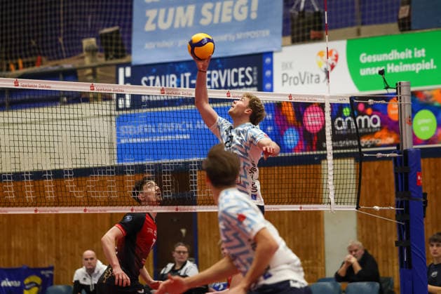 Severin Brandt ASV Dachau, 22 with Tim Koepfli Barock Volleys MTV Ludwigsburg, 07 , GER, ASV Dachau vs Barock Volleys MTV Ludwigsburg, Volleyball, 1 Bundesliga, Season 2025 2026, 14 01 2026, GER, ASV Dachau vs Barock Volleys MTV Ludwigsburg, Volleyball, 1 Bundesliga, Season 2025 2026, 14 01 2026 Dachau Copyright: xEibner-Pressefoto JennixMaulx EP_JML