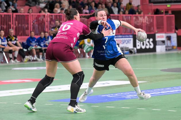Diana Doegg Magnusdottir HSG Blomberg Lippe, 07 vs Svenja Huebner TusSies Metzingen, 26 TusSies Metzingen vs HSG Blomberg Lippe, Handball, Alsco HBF, 13 League matchday, 2025 2026 season, 14 01 2026 TusSies Metzingen vs HSG Blomberg Lippe, Handball, Alsco HBF, 13 League matchday, 2025 2026 season, 14 01 2026 Tuebingen Copyright: xEibner-Pressefoto TobiasxBaurx EP_TBR