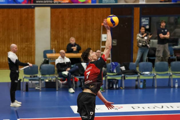 Tim Koepfli Barock Volleys MTV Ludwigsburg, 07 on serve, GER, ASV Dachau vs Barock Volleys MTV Ludwigsburg, Volleyball, 1 Bundesliga, Season 2025 2026, 14 01 2026, GER, ASV Dachau vs Barock Volleys MTV Ludwigsburg, Volleyball, 1 Bundesliga, Season 2025 2026, 14 01 2026 Dachau Copyright: xEibner-Pressefoto JennixMaulx EP_JML