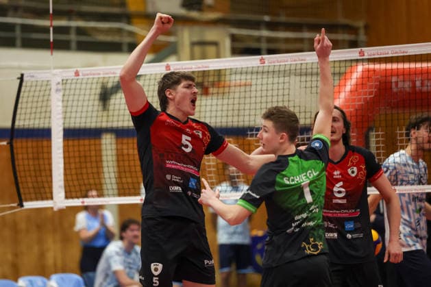 Jan Huber Barock Volleys MTV Ludwigsburg, 05 celebrates a point win, with Sebastian Schiegl Barock Volleys MTV Ludwigsburg, 01 and Ben Simon Bonin Barock Volleys MTV Ludwigsburg, 06 , GER, ASV Dachau vs Barock Volleys MTV Ludwigsburg, Volleyball, 1 Bundesliga, Season 2025 2026, 14 01 2026, GER, ASV Dachau vs Barock Volleys MTV Ludwigsburg, Volleyball, 1 Bundesliga, Season 2025 2026, 14 01 2026 Dachau Copyright: xEibner-Pressefoto JennixMaulx EP_JML