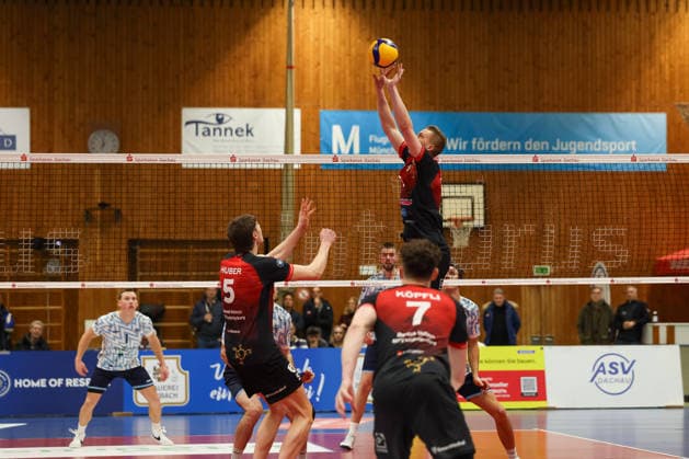 Tomi Saarinen Barock Volleys MTV Ludwigsburg, 08 with ball at the net, with Jan Huber Barock Volleys MTV Ludwigsburg, 05 and Tim Koepfli Barock Volleys MTV Ludwigsburg, 07 , GER, ASV Dachau vs Barock Volleys MTV Ludwigsburg, Volleyball, 1 Bundesliga, Season 2025 2026, 14 01 2026, GER, ASV Dachau vs Barock Volleys MTV Ludwigsburg, Volleyball, 1 Bundesliga, Season 2025 2026, 14 01 2026 Dachau Copyright: xEibner-Pressefoto JennixMaulx EP_JML