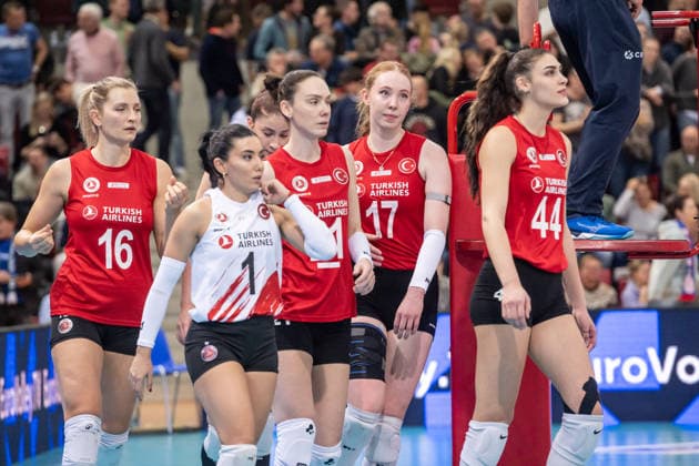 Team THY Istanbul around Julia Isabelle Bergmann THY Istanbul, 17 , 2vl is visibly disappointed after losing the first set GER, Allianz MTV Stuttgart THY Istanbul, CEV Volleyball Cup 2026 Round of 16, CEV, 2025 2026 season, 14 01 2026 GER, Allianz MTV Stuttgart THY Istanbul, CEV Volleyball Cup 2026 Round of 16, CEV, 2025 2026 season, 14 01 2026 Stuttgart Copyright: xSandyxDinkelackerx EP_SDR