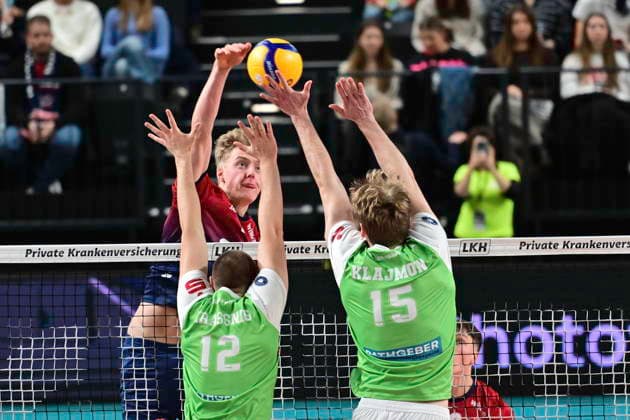 GER 1 VBL, SVG Lueneburg vs TSV Haching Muenchen 14 01 2026, LKH Arena, Lueneburg, GER 1 VBL, SVG Lueneburg vs TSV Haching Muenchen in the picture Axel Valentin Enlund lLueneburg 17 tries to assert himself against Noel Simon Jakob Krassnig Haching 12 and Jakub Klajmon Haching 15 nordphotoxGmbH xWitke nph00002