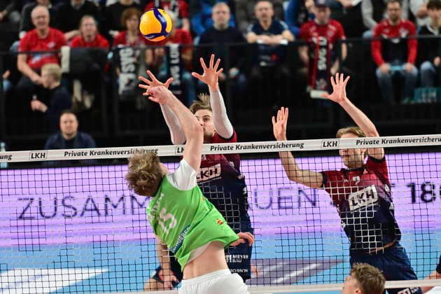 GER 1 VBL, SVG Lueneburg vs TSV Haching Muenchen 14 01 2026, LKH Arena, Lueneburg, GER 1 VBL, SVG Lueneburg vs TSV Haching Muenchen in the picture Jackson Clifford Howe Lueneburg 06 and Daniel Gruvaeus lLueneburg 02 try to assert themselves against Jakub Klajmon Haching 15 nordphotoxGmbH xWitke nph00002