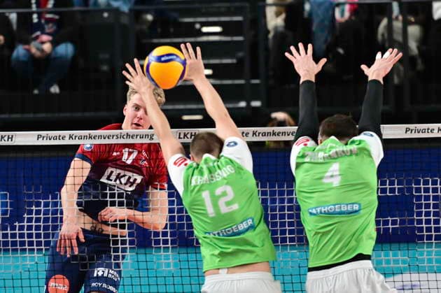 GER 1 VBL, SVG Lueneburg vs TSV Haching Muenchen 14 01 2026, LKH Arena, Lueneburg, GER 1 VBL, SVG Lueneburg vs TSV Haching Muenchen in the picture Axel Valentin Enlund lLueneburg 17 tries to assert himself against Noel Simon Jakob Krassnig Haching 12 and Alexej Zhbankov Haching 04 nordphotoxGmbH xWitke nph00002