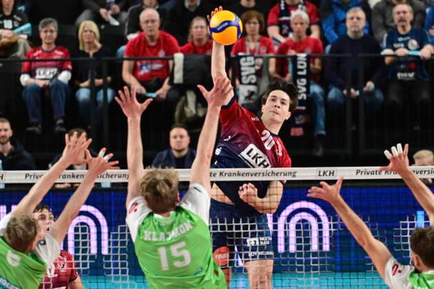 GER 1 VBL, SVG Lueneburg vs TSV Haching Muenchen 14 01 2026, LKH Arena, Lueneburg, GER 1 VBL, SVG Lueneburg vs TSV Haching Muenchen in the picture Ethan Champlin Lueneburg 20 tries to assert himself against Jakub Klajmon Haching 15 nordphotoxGmbH xWitke nph00002