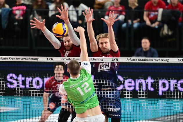 GER 1 VBL, SVG Lueneburg vs TSV Haching Muenchen 14 01 2026, LKH Arena, Lueneburg, GER 1 VBL, SVG Lueneburg vs TSV Haching Muenchen in the picture Jackson Clifford Howe Lueneburg 06 and Daniel Gruvaeus lLueneburg 02 try to assert themselves against Noel Simon Jakob Krassnig Haching 12 nordphotoxGmbH xWitke nph00002