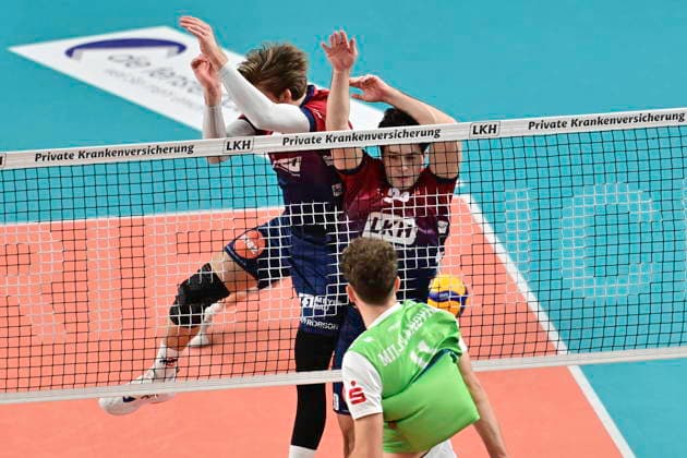 GER 1 VBL, SVG Lueneburg vs TSV Haching Muenchen 14 01 2026, LKH Arena, Lueneburg, GER 1 VBL, SVG Lueneburg vs TSV Haching Muenchen in the picture Jackson Clifford Howe Lueneburg 06 and Ethan Champlin Lueneburg 20 try to assert themselves against Marko Milovanovic Haching 11 nordphotoxGmbH xWitke nph00002