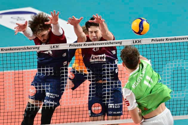 GER 1 VBL, SVG Lueneburg vs TSV Haching Muenchen 14 01 2026, LKH Arena, Lueneburg, GER 1 VBL, SVG Lueneburg vs TSV Haching Muenchen in the picture Jackson Clifford Howe Lueneburg 06 and Ethan Champlin Lueneburg 20 try to assert themselves against Marko Milovanovic Haching 11 nordphotoxGmbH xWitke nph00002