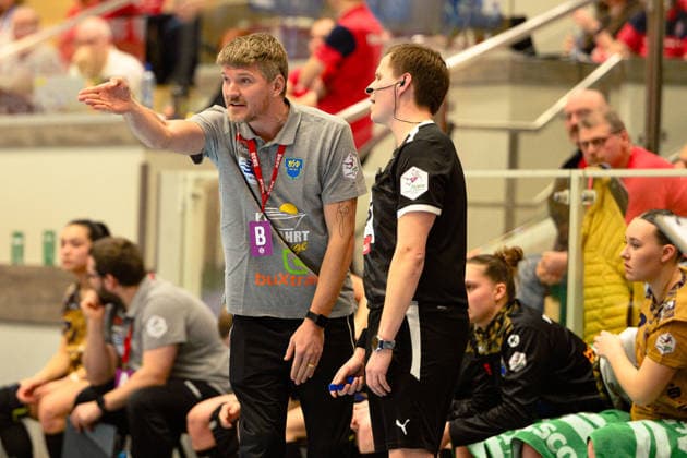 Andreas, Gubernatis Coach, Buxtehuder SV in conversation with the official GER, Thueringer HC vs Buxtehuder SV, 1 Handball Bundesliga Women, Handball, Matchday 13, Season 2025 2026, 14 01 2026 GER, Thueringer HC vs Buxtehuder SV, 1 Handball Bundesliga Women, Handball, Matchday 13, Season 2025 2026, 14 01 2026 Bad Langensalza Copyright: xEibner-Pressefoto MartinxHerbstx EP_MHT