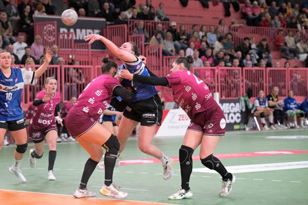 Diana Doegg Magnusdottir HSG Blomberg Lippe, 07 against Carolin Huebner TusSies Metzingen, 56 and Svenja Huebner TusSies Metzingen, 26 TusSies Metzingen vs HSG Blomberg Lippe, handball, Alsco HBF, 13 league matchday, 2025 2026 season, 14 01 2026 TusSies Metzingen vs HSG Blomberg Lippe, handball, Alsco HBF, 13 league matchday, 2025 2026 season, 14 01 2026 Tuebingen Copyright: xEibner-Pressefoto TobiasxBaurx EP_TBR