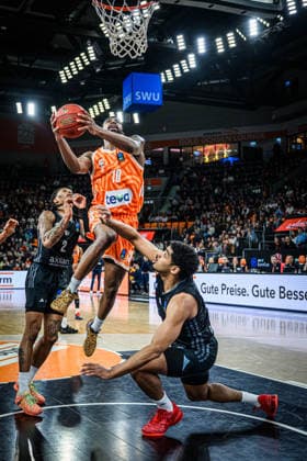 Nike Sibande niners Chemnitz , Malik Osborne ratiopharm ulm and Kostja Mushidi niners Chemnitz in a duel during the EuroCup match between ratiopharm ulm v niners Chemnitz at ratiopharm Arena on January 14, 2026 in Neu Ulm, Germany Photo by Harry Langer DeFodi Images Nike Sibande niners Chemnitz , Malik Osborne ratiopharm ulm and Kostja Mushidi niners Chemnitz battle for the ball during the EuroCup match between ratiopharm ulm v niners Chemnitz at ratiopharm Arena on January 14, 2026 in Neu Ulm, Germany Photo by Harry Langer DeFodi Images Photo by Harry Langer DeFodi Images