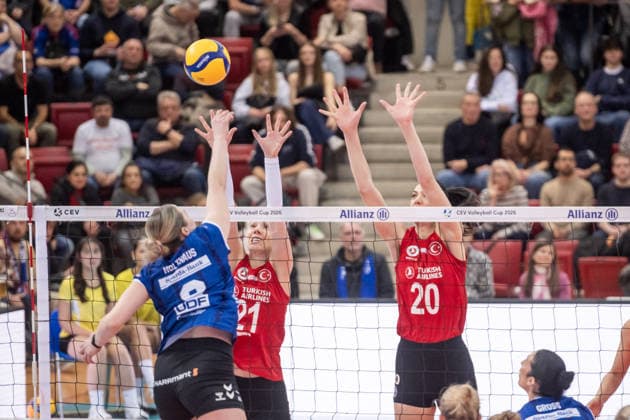 Istanbul block of Roberta Ratzke THY Istanbul, 21 and Bahar Akbay THY Istanbul, 20 tries to fend off ball from Eleanor Holthaus Allianz MTV Stuttgart, 08 GER, Allianz MTV Stuttgart THY Istanbul, CEV Volleyball Cup 2026 Round of 16, CEV, 2025 2026 season, 14 01 2026 GER, Allianz MTV Stuttgart THY Istanbul, CEV Volleyball Cup 2026 Round of 16, CEV, 2025 2026 season, 14 01 2026 Stuttgart Copyright: xSandyxDinkelackerx EP_SDR