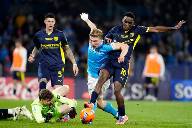 Rasmus Hojlund (SSC Napoli) and Mandela Keita (Parma Calcio) battle for the ball, Serie A, SSC Napoli v Parma Calcio 1913, Diego Maradona Stadium, January 14, 2026, Napoli, Italy.