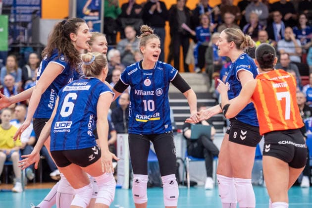 Pia Kaestner Allianz MTV Stuttgart, 10 , center and team visibly pleased with the course of the match GER, Allianz MTV Stuttgart THY Istanbul, CEV Volleyball Cup 2026 Round of 16, CEV, 2025 2026 season, 14 01 2026 GER, Allianz MTV Stuttgart THY Istanbul, CEV Volleyball Cup 2026 Round of 16, CEV, 2025 2026 season, 14 01 2026 Stuttgart Copyright: xSandyxDinkelackerx EP_SDR