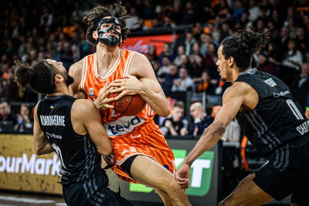Kaza Kajami Keane niners Chemnitz , Alec Anigbata ratiopharm ulm and Kevin Yebo niners Chemnitz in a duel during the EuroCup match between ratiopharm ulm v niners Chemnitz at ratiopharm Arena on January 14, 2026 in Neu Ulm, Germany Photo by Harry Langer DeFodi Images Kaza Kajami Keane niners Chemnitz , Alec Anigbata ratiopharm ulm and Kevin Yebo niners Chemnitz battle for the ball during the EuroCup match between ratiopharm ulm v niners Chemnitz at ratiopharm Arena on January 14, 2026 in Neu Ulm, Germany Photo by Harry Langer DeFodi Images Photo by Harry Langer DeFodi Images