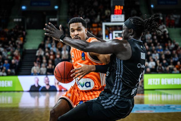 Justin Simon ratiopharm ulm and Aher Uguak niners Chemnitz battle for the ball during the EuroCup match between ratiopharm ulm v niners Chemnitz at ratiopharm Arena on January 14, 2026 in Neu Ulm, Germany, Germany Photo by Harry Langer DeFodi Images Justin Simon ratiopharm ulm and Aher Uguak niners Chemnitz battle for the ball during the EuroCup match between ratiopharm ulm v niners Chemnitz at ratiopharm Arena on January 14, 2026 in Neu Ulm, Germany Photo by Harry Langer DeFodi Images Photo by Harry Langer DeFodi Images