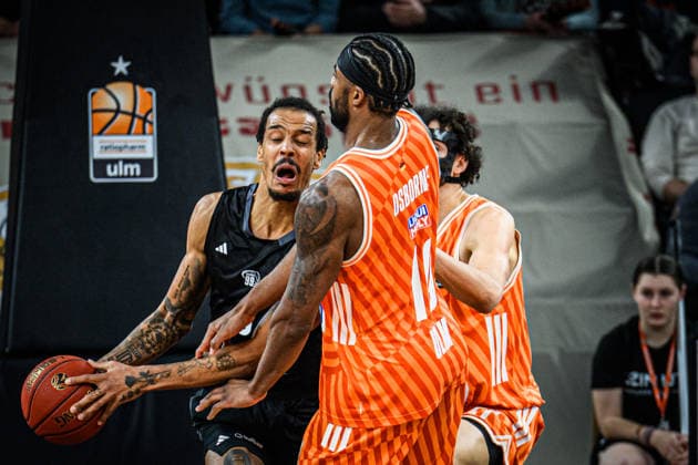 Kevin Yebo niners Chemnitz , Malik Osborne ratiopharm ulm and Alec Anigbata ratiopharm ulm in a duel during the EuroCup match between ratiopharm ulm v niners Chemnitz at ratiopharm Arena on January 14, 2026 in Neu Ulm, Germany Photo by Harry Langer DeFodi Images Kevin Yebo niners Chemnitz , Malik Osborne ratiopharm ulm and Alec Anigbata ratiopharm ulm battle for the ball during the EuroCup match between ratiopharm ulm v niners Chemnitz at ratiopharm Arena on January 14, 2026 in Neu Ulm, Germany Photo by Harry Langer DeFodi Images Photo by Harry Langer DeFodi Images