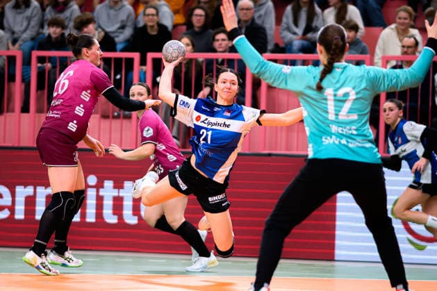 Handball Bundesliga Women, TuS Metzingen HSG Blomberg Lippe from left Svenja Huebner Hübner Metzingen , Nuria Bucher Blomberg , Goalkeeper Marie Weiss Metzingen Tuebingen Paul Horn Arena Baden Württemberg Germany