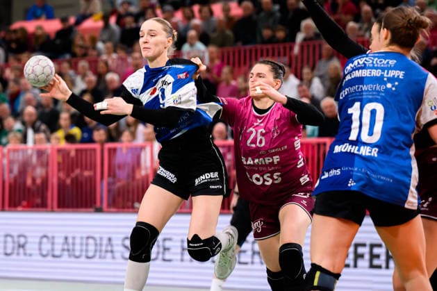 Handball Bundesliga Women, TuS Metzingen HSG Blomberg Lippe from left in duel Nieke Kühne Kuehne Blomberg and Svenja Huebner Hübner Metzingen , Maxi Muehlner Blomberg Tuebingen Paul Horn Arena Baden Württemberg Germany