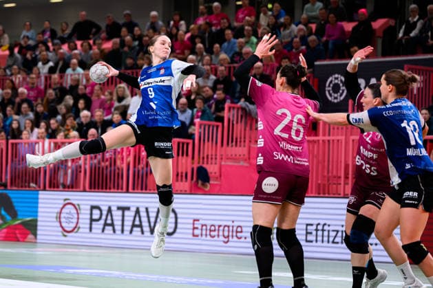 Handball Bundesliga Women, TuS Metzingen HSG Blomberg Lippe from left Nieke Kühne Kuehne Blomberg , Svenja Huebner Hübner Metzingen , Gabriela Clausson Bitolo Metzingen , Maxi Muehlner Blomberg Tuebingen Paul Horn Arena Baden Württemberg Germany