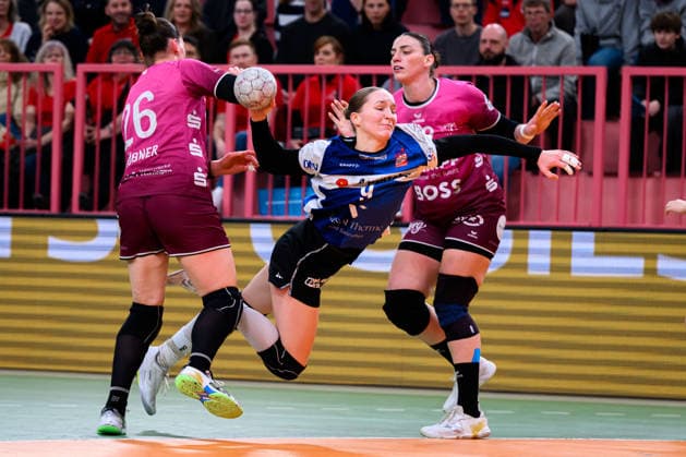 Handball Bundesliga Women, TuS Metzingen HSG Blomberg Lippe f li Svenja Huebner Hübner Metzingen , Nieke Kühne Kuehne Blomberg Tuebingen Paul Horn Arena Baden Württemberg Germany