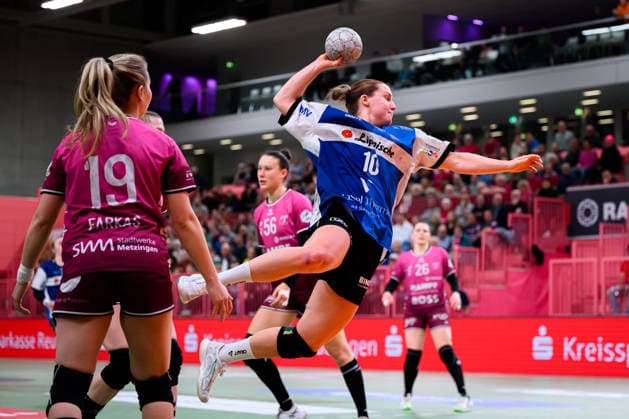Handball Bundesliga Women, TuS Metzingen HSG Blomberg Lippe f li Johanna Farkas Metzingen , Maxi Muehlner Blomberg Tuebingen Paul Horn Arena Baden Württemberg Germany