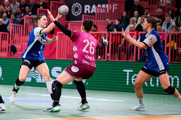 Handball Bundesliga Women, TuS Metzingen HSG Blomberg Lippe from left Andrea Jacobsen Blomberg , Svenja Huebner Hübner Metzingen , Maxi Muehlner Blomberg Tuebingen Paul Horn Arena Baden Württemberg Germany