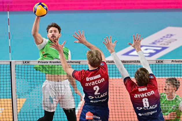 GER 1 VBL, SVG Lueneburg vs TSV Haching Muenchen 14 01 2026, LKH Arena, Lueneburg, GER 1 VBL, SVG Lueneburg vs TSV Haching Muenchen in the picture Daniel Gruvaeus lLueneburg 02 and Jackson Clifford Howe Lueneburg 06 try to assert themselves against Marko Milovanovic Haching 11 nordphotoxGmbH xWitke nph00002