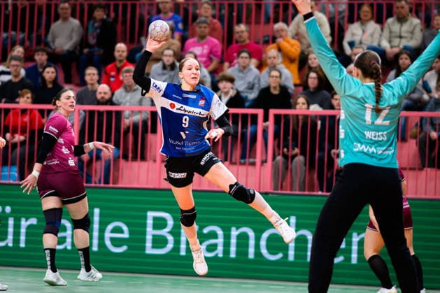 Handball Bundesliga Women, TuS Metzingen HSG Blomberg Lippe f li Nieke Kühne Kuehne Blomberg , Goalkeeper Marie Weiss Metzingen Tuebingen Paul Horn Arena Baden Württemberg Germany