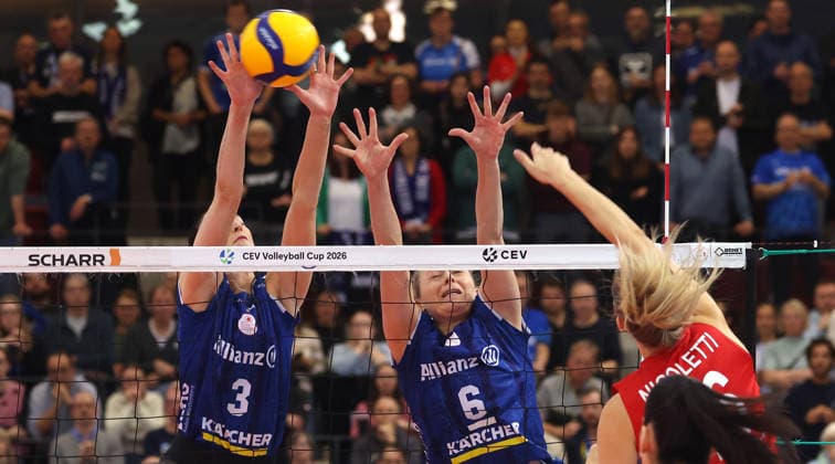 14 01 2026, Germany, Stuttgart Volleyball Allianz MTV Stuttgart vs THY Istanbul, f l Jsmine Gross, Antonia Stautz Stuttgart , Anna Nicoletti Istanbul