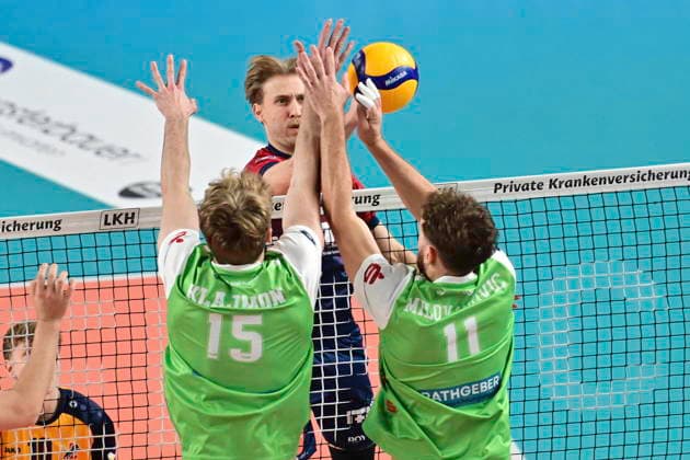 GER 1 VBL, SVG Lueneburg vs TSV Haching Muenchen 14 01 2026, LKH Arena, Lueneburg, GER 1 VBL, SVG Lueneburg vs TSV Haching Muenchen in the picture Daniel Gruvaeus lLueneburg 02 trying to assert himself against Jakub Klajmon Haching 15 and Marko Milovanovic Haching 11 nordphotoxGmbH xWitke nph00002