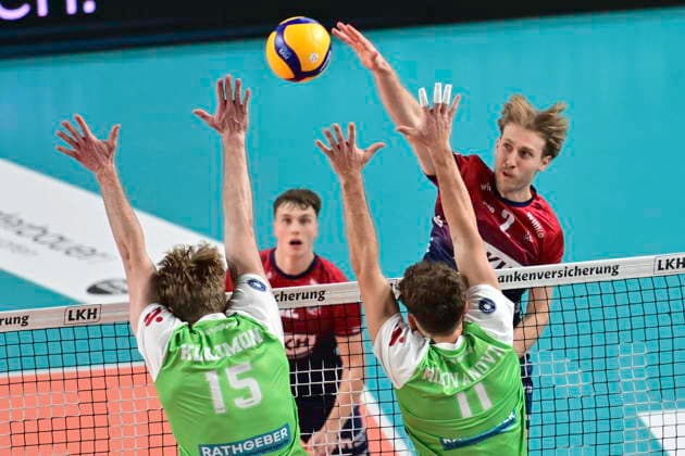 GER 1 VBL, SVG Lueneburg vs TSV Haching Muenchen 14 01 2026, LKH Arena, Lueneburg, GER 1 VBL, SVG Lueneburg vs TSV Haching Muenchen in the picture Daniel Gruvaeus lLueneburg 02 trying to assert himself against Jakub Klajmon Haching 15 and Marko Milovanovic Haching 11 nordphotoxGmbH xWitke nph00002