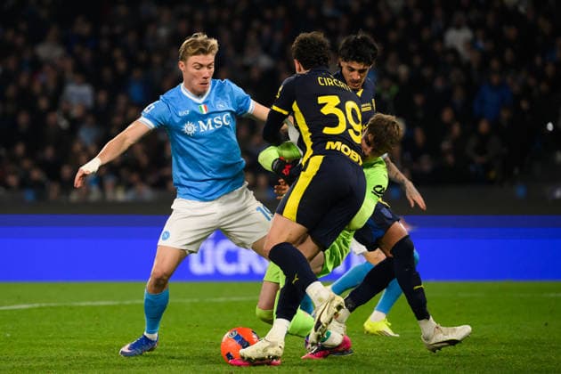 Rasmus Hojlund of SSC Napoli, Mariano Troilo, Alessandro Circati and Filippo Rinaldi of Parma Calcio during the Serie A 2025 2026 football match between SSC Napoli and Parma Calcio 1913 at Diego Armando Maradona stadium in Naples (Italy), January 14, 2026. andreaxstaccioli