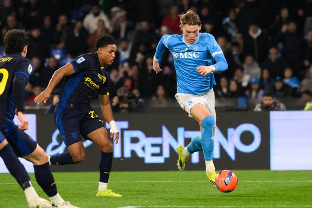 Sascha Britschgi of Parma Calcio and Scott McTominay of SSC Napoli during the Serie A 2025 2026 football match between SSC Napoli and Parma Calcio 1913 at Diego Armando Maradona stadium in Naples (Italy), January 14, 2026. andreaxstaccioli