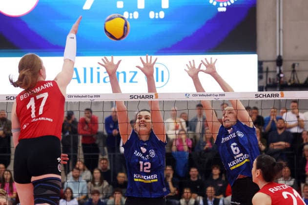 14 01 2026, Germany, Stuttgart Volleyball Allianz MTV Stuttgart vs THY Istanbul, f l Julia Isabelle Bergmann Istanbul , Lucia Varela Gomez, Antonia Stautz Stuttgart
