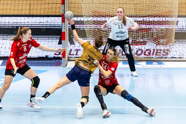 14 01 2026, GER, Handball, Women, Season 2025 2026, Alsco 1 Bl, 13 Matchday, Thueringer HC Buxtehuder SV Isabelle Doelle Buxtehuder SV , Anika Niederwieser Thueringer HC,14 99947 Bad Langensalza Salza Halle Sporthalle Mehrz Thüringen Germany