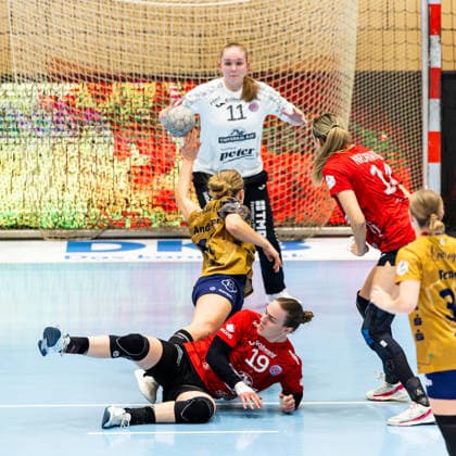 14 01 2026, GER, Handball, Women, Season 2025 2026, Alsco 1 Bl, 13 Matchday, Thueringer HC Buxtehuder SV Johanna Andresen Buxtehuder SV , Luca Farago Thueringer HC,19 99947 Bad Langensalza Salza Halle Sporthalle Mehrz Thüringen Germany