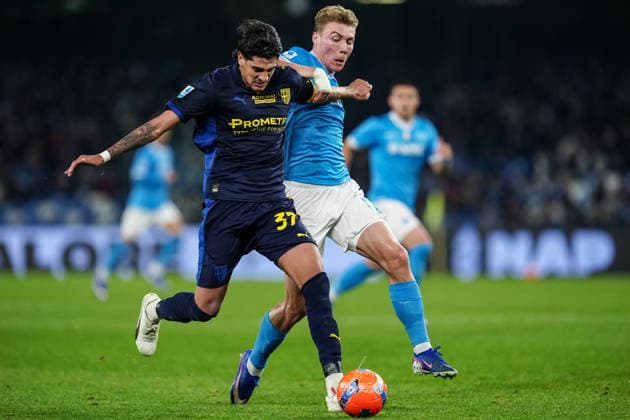 SSC Napoli v Parma Calcio 1913 - Serie A Enilive Rasmus Hojlund of SSC Napoli and Mariano Troilo of Parma Calcio 1913 compete for the ball during the serie Serie A Enilive match between SSC Napoli and Parma Calcio 1913 at Stadio Diego Armando Maradona on January 14, 2026 in Naples, Italy Naples Stadio Diego Armando Maradona Naples Italy Copyright: xGiuseppexMaffiax 260114_SerieA_Napoli-Parma_GM_02308