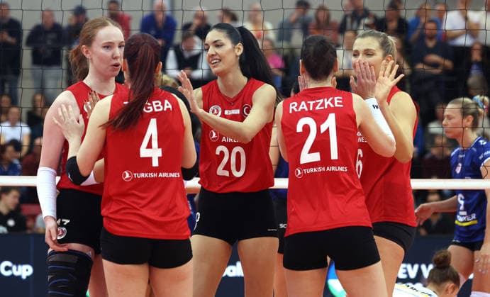14 01 2026, Germany, Stuttgart Volleyball Allianz MTV Stuttgart vs THY Istanbul, Istanbul cheers, f l Julia Isabelle Bergmann, Tugba Ivegin, Bahar Akbay, Roberta Ratzke, Anna Nicoletti