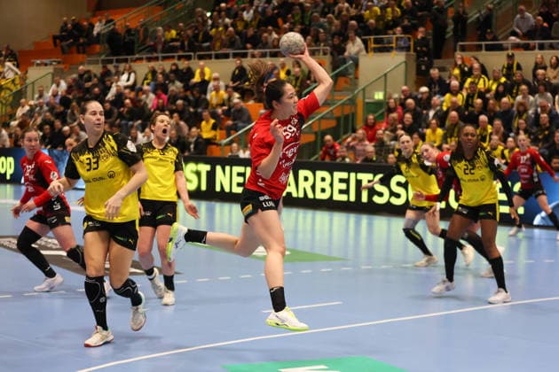 Kaho Nakayama BSV Sachsen Zwickau throwing GER, Borussia Dortmund vs BSV Sachsen Zwickau, Handball, HBF, Season 2025 2026, 14 01 2026 GER, Borussia Dortmund vs BSV Sachsen Zwickau, Handball, HBF, Season 2025 2026, 14 01 2026 Dortmund Copyright: xEibner-Pressefoto FrankxZeisingx EP_FZG