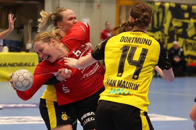 Sport Bilder des Tages Laura Szabo (BSV Sachsen Zwickau), Alieke van Maurik (Borussia Dortmund) GER, Borussia Dortmund gegen BSV Sachsen Zwickau, Handball, HBF, Spielzeit 2025 2026, 14.01.2026 GER, Borussia Dortmund gegen BSV Sachsen Zwickau, Handball, HBF, Spielzeit 2025 2026, 14.01.2026 Dortmund *** Laura Szabo BSV Sachsen Zwickau , Alieke van Maurik Borussia Dortmund GER, Borussia Dortmund vs BSV Sachsen Zwickau, Handball, HBF, Season 2025 2026, 14 01 2026 GER, Borussia Dortmund vs BSV Sachsen Zwickau, Handball, HBF, Season 2025 2026, 14 01 2026 Dortmund Copyright: xEibner-Pressefoto FrankxZeisingx EP_FZG