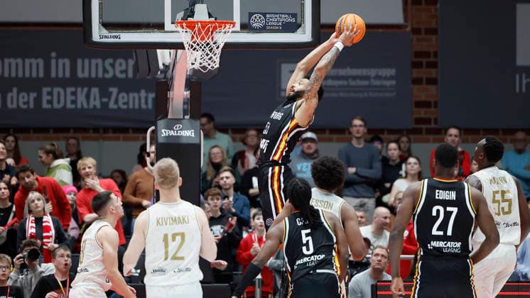 f l t r David Muenkat Fitness First Wuerzburg Baskets, 55 with a dunk after an alley oop pass from Marcus Carr Fitness First Wuerzburg Baskets, 5 14 01 2026, Basketball Champions League, Fitness First Wuerzburg Baskets vs Patrioti Levice, GER, Wuerzburg, Tectake Arena Copyright: HMBxMedia xHeikoxBecker